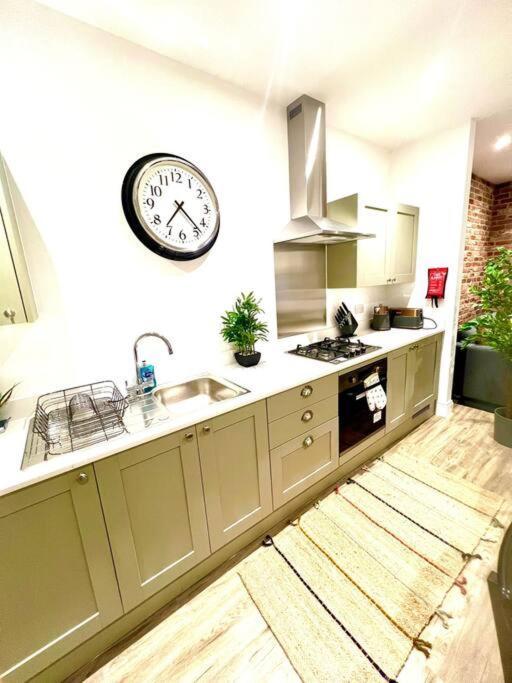 Brand New Apt - Beach Breeze Spacious 1-Bedroom Apartment With Parking - Sleeps 4 Ppl- Internet Bournemouth Esterno foto