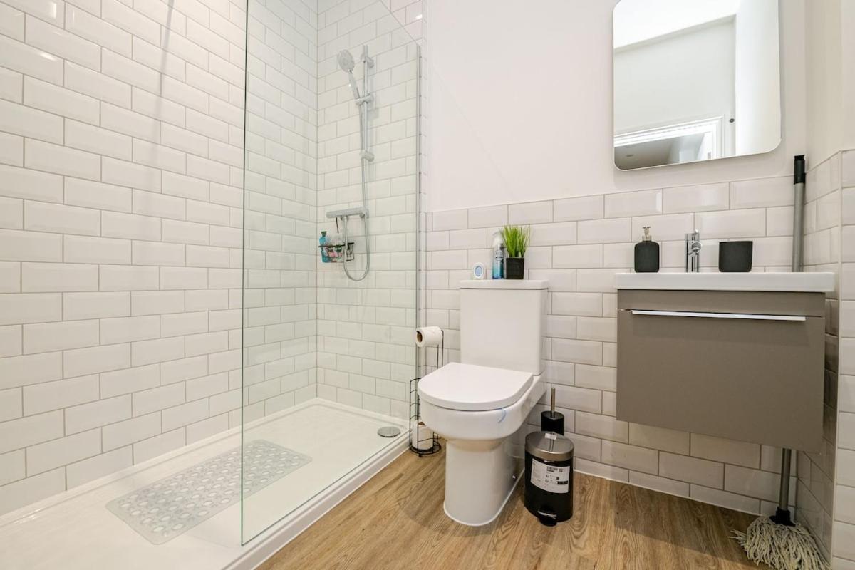 Brand New Apt - Beach Breeze Spacious 1-Bedroom Apartment With Parking - Sleeps 4 Ppl- Internet Bournemouth Esterno foto