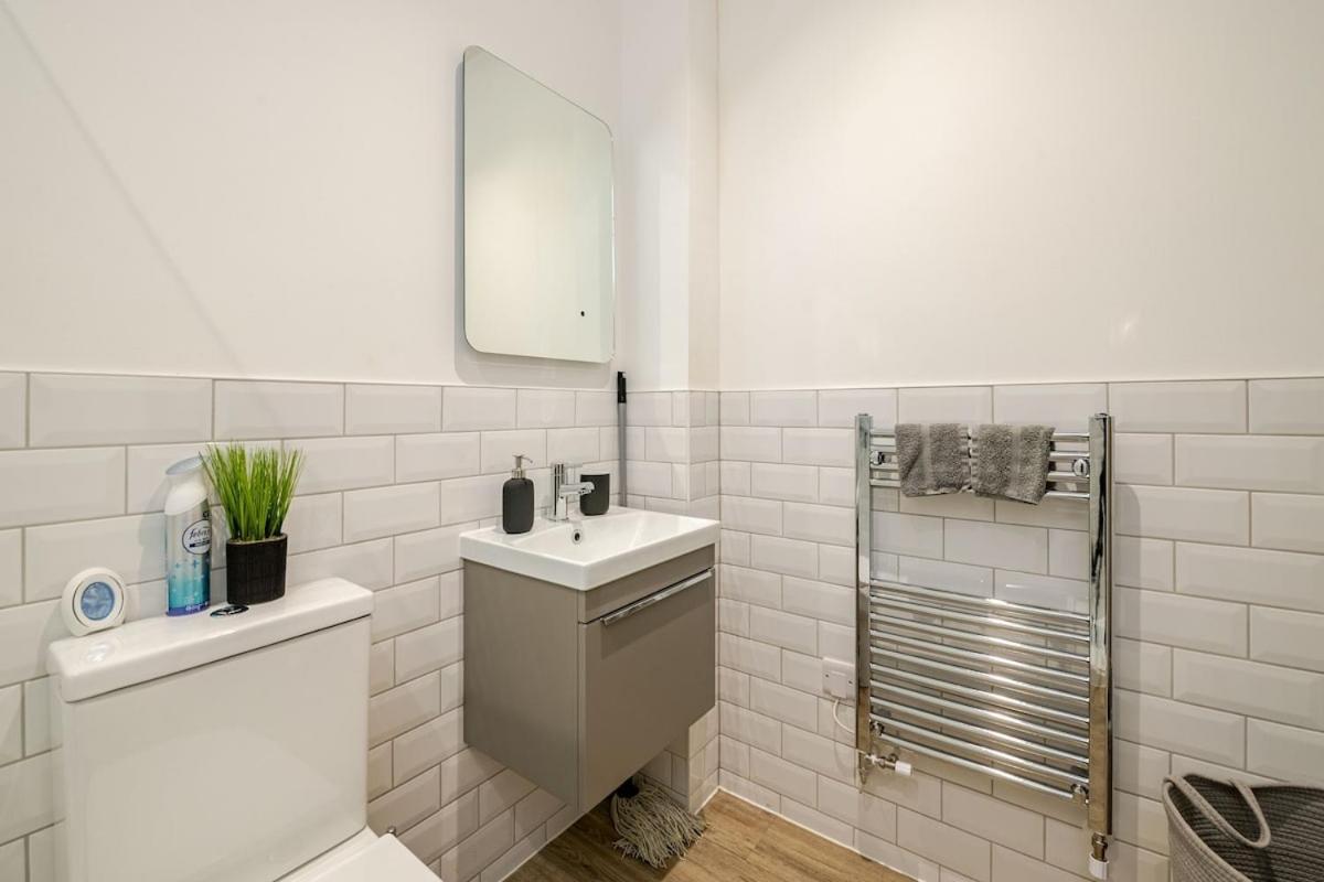 Brand New Apt - Beach Breeze Spacious 1-Bedroom Apartment With Parking - Sleeps 4 Ppl- Internet Bournemouth Esterno foto