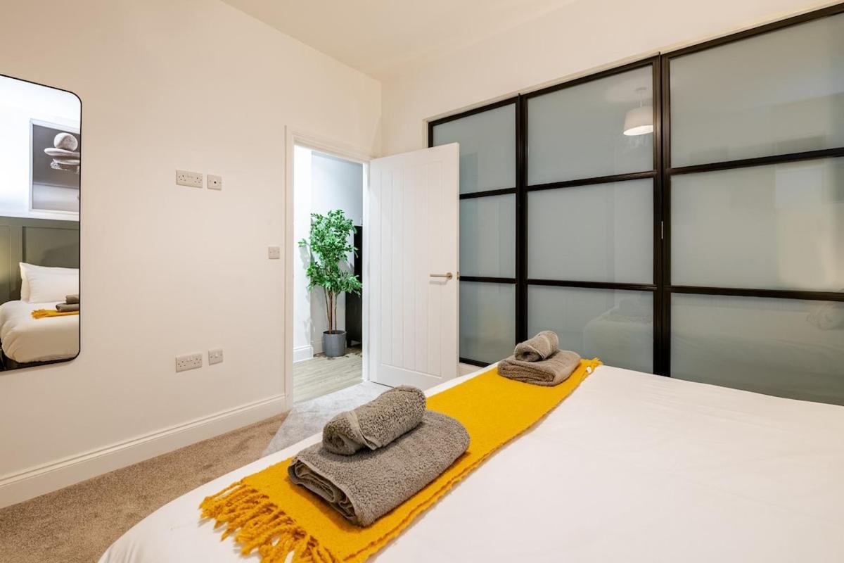 Brand New Apt - Beach Breeze Spacious 1-Bedroom Apartment With Parking - Sleeps 4 Ppl- Internet Bournemouth Esterno foto