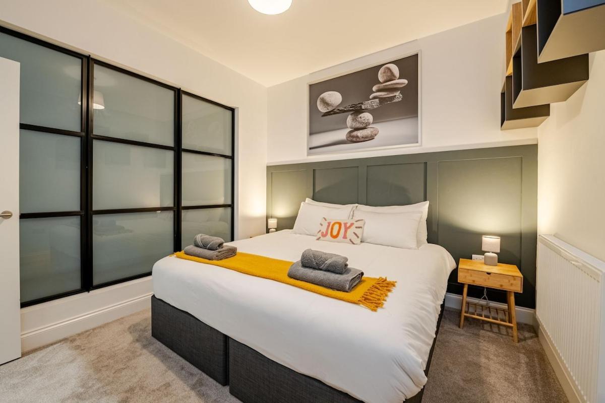 Brand New Apt - Beach Breeze Spacious 1-Bedroom Apartment With Parking - Sleeps 4 Ppl- Internet Bournemouth Esterno foto