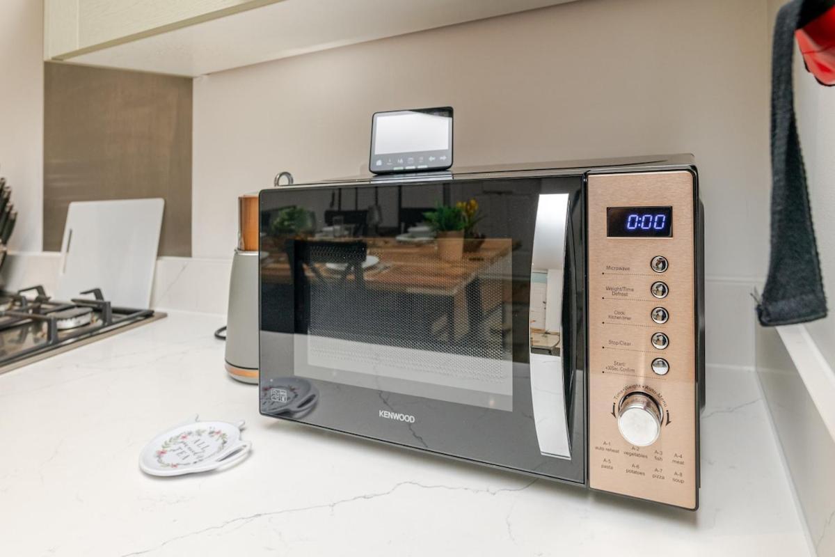 Brand New Apt - Beach Breeze Spacious 1-Bedroom Apartment With Parking - Sleeps 4 Ppl- Internet Bournemouth Esterno foto