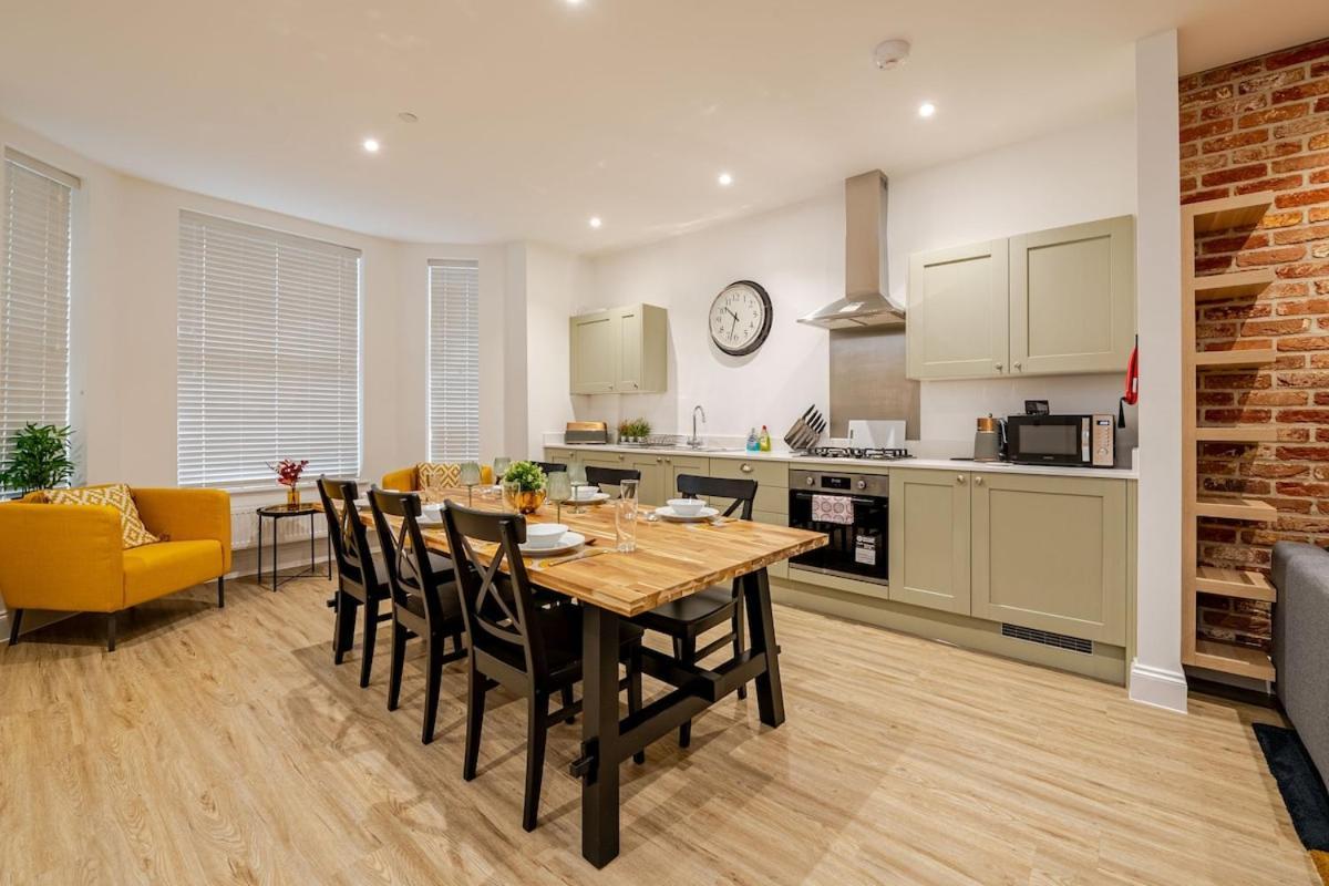 Brand New Apt - Beach Breeze Spacious 1-Bedroom Apartment With Parking - Sleeps 4 Ppl- Internet Bournemouth Esterno foto