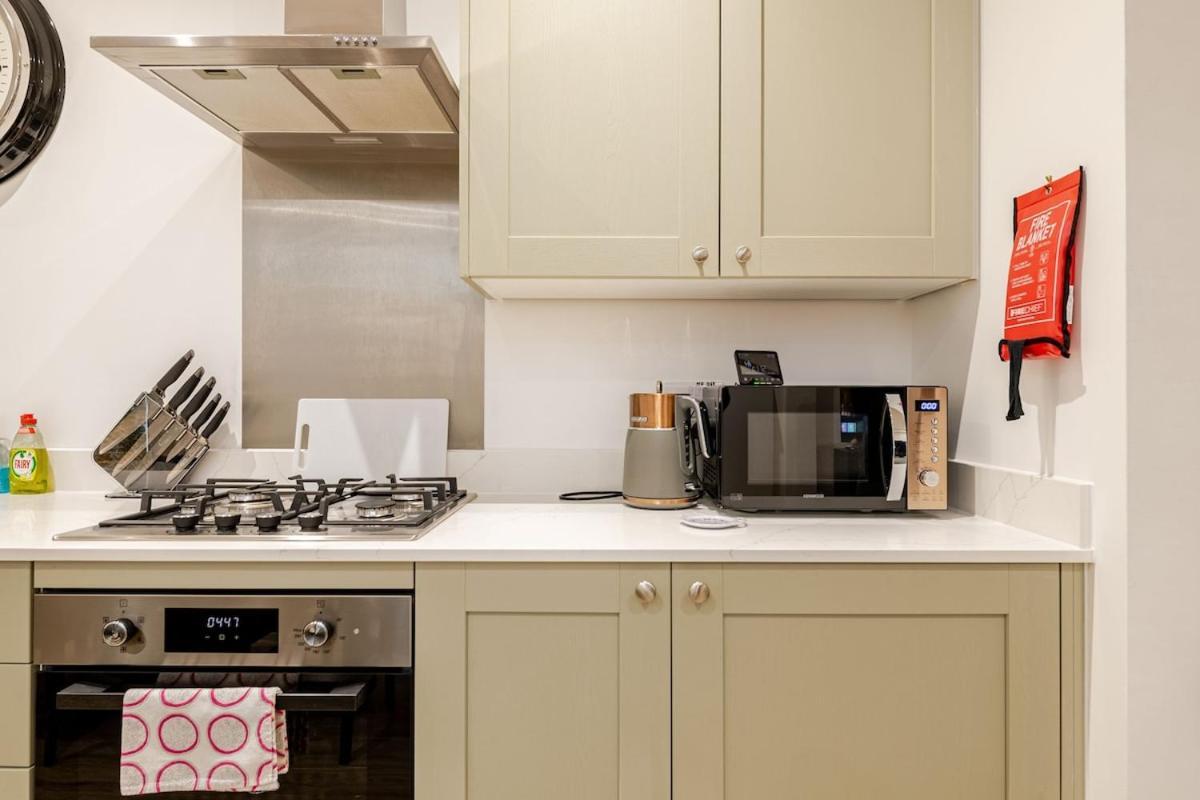 Brand New Apt - Beach Breeze Spacious 1-Bedroom Apartment With Parking - Sleeps 4 Ppl- Internet Bournemouth Esterno foto