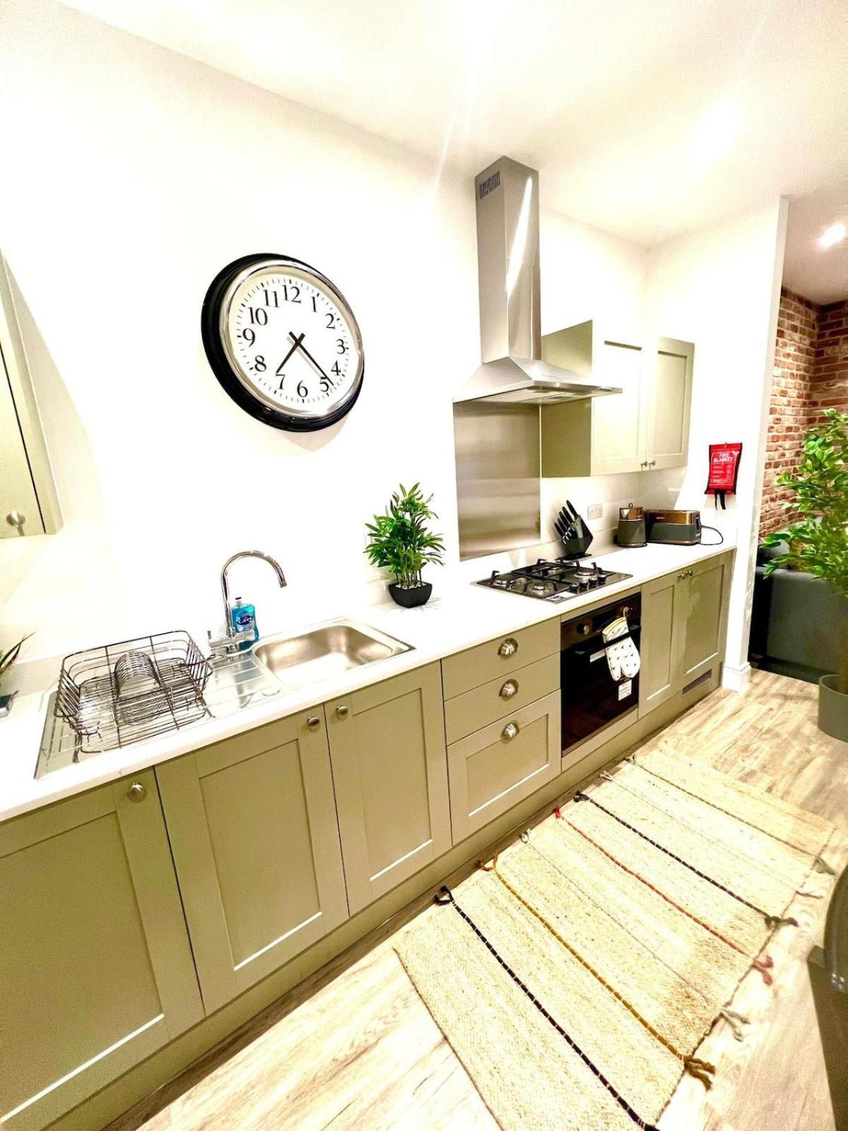 Brand New Apt - Beach Breeze Spacious 1-Bedroom Apartment With Parking - Sleeps 4 Ppl- Internet Bournemouth Esterno foto