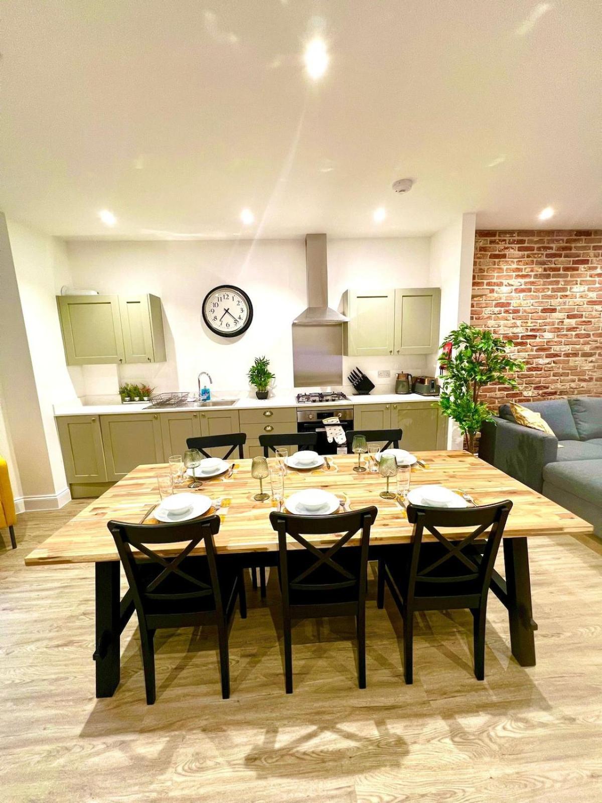Brand New Apt - Beach Breeze Spacious 1-Bedroom Apartment With Parking - Sleeps 4 Ppl- Internet Bournemouth Esterno foto