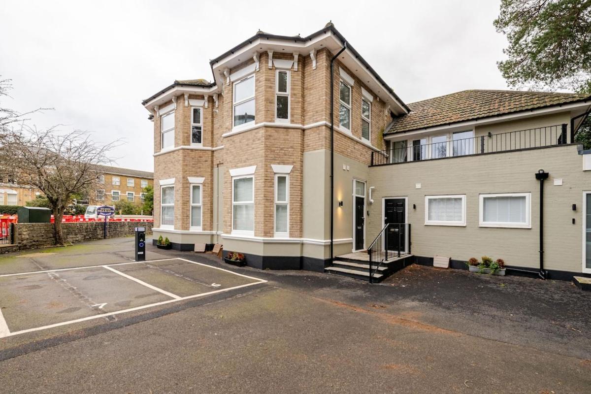 Brand New Apt - Beach Breeze Spacious 1-Bedroom Apartment With Parking - Sleeps 4 Ppl- Internet Bournemouth Esterno foto