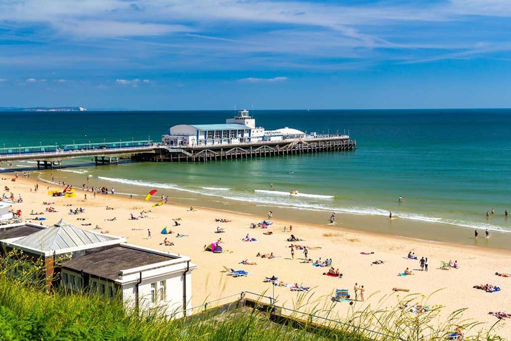Brand New Apt - Beach Breeze Spacious 1-Bedroom Apartment With Parking - Sleeps 4 Ppl- Internet Bournemouth Esterno foto
