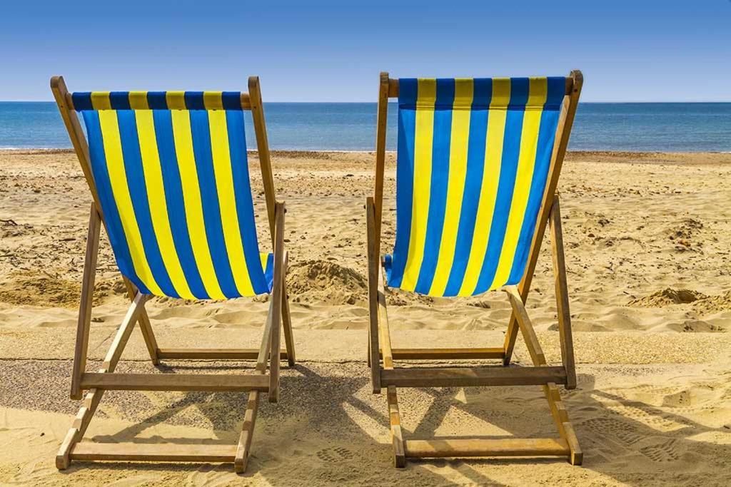 Brand New Apt - Beach Breeze Spacious 1-Bedroom Apartment With Parking - Sleeps 4 Ppl- Internet Bournemouth Esterno foto