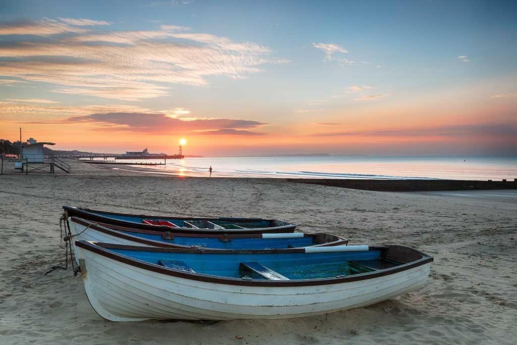 Brand New Apt - Beach Breeze Spacious 1-Bedroom Apartment With Parking - Sleeps 4 Ppl- Internet Bournemouth Esterno foto